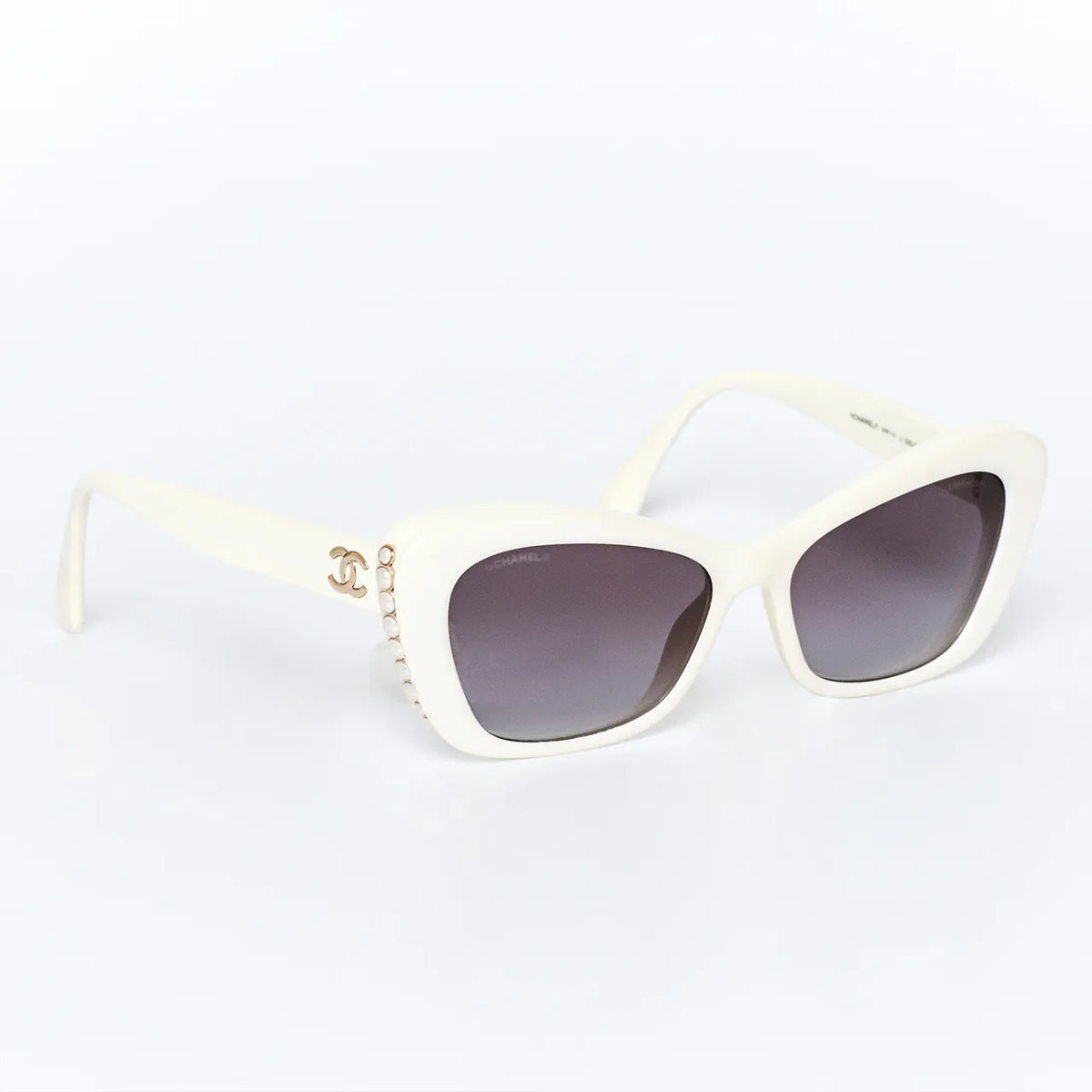 Chanel Cat Eye Pearl Sunglasses - White display picture 1