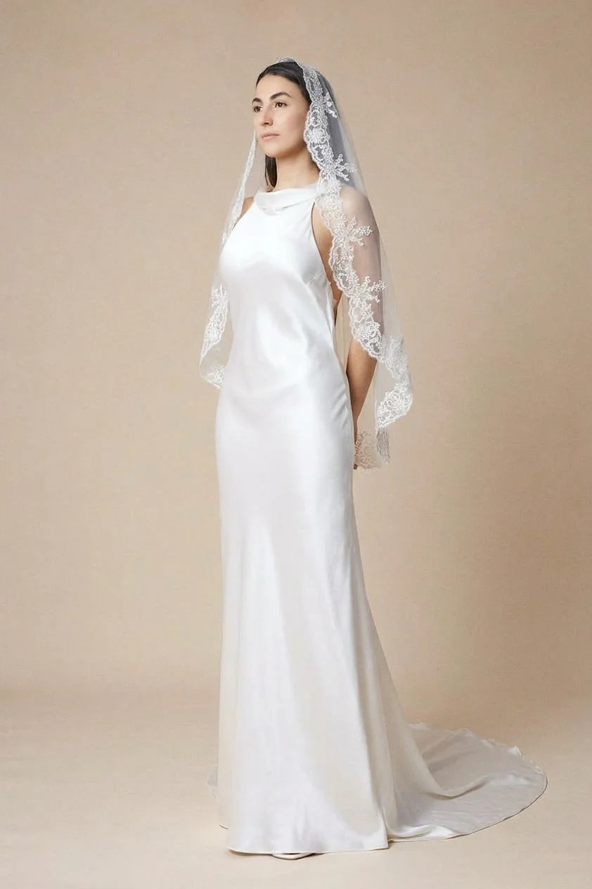 Floral lace trim mantilla veil