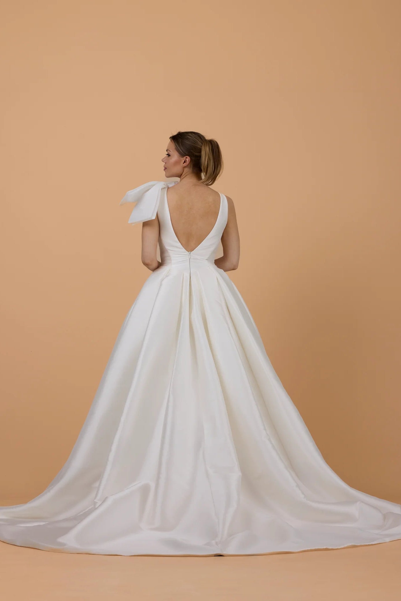 Vera Wang Margot a-line mikado ivory wedding gown with bow on the shoulder, deep v-plunge, second-hand wedding gown, sample sale wedding gown, pre-loved wedding gown