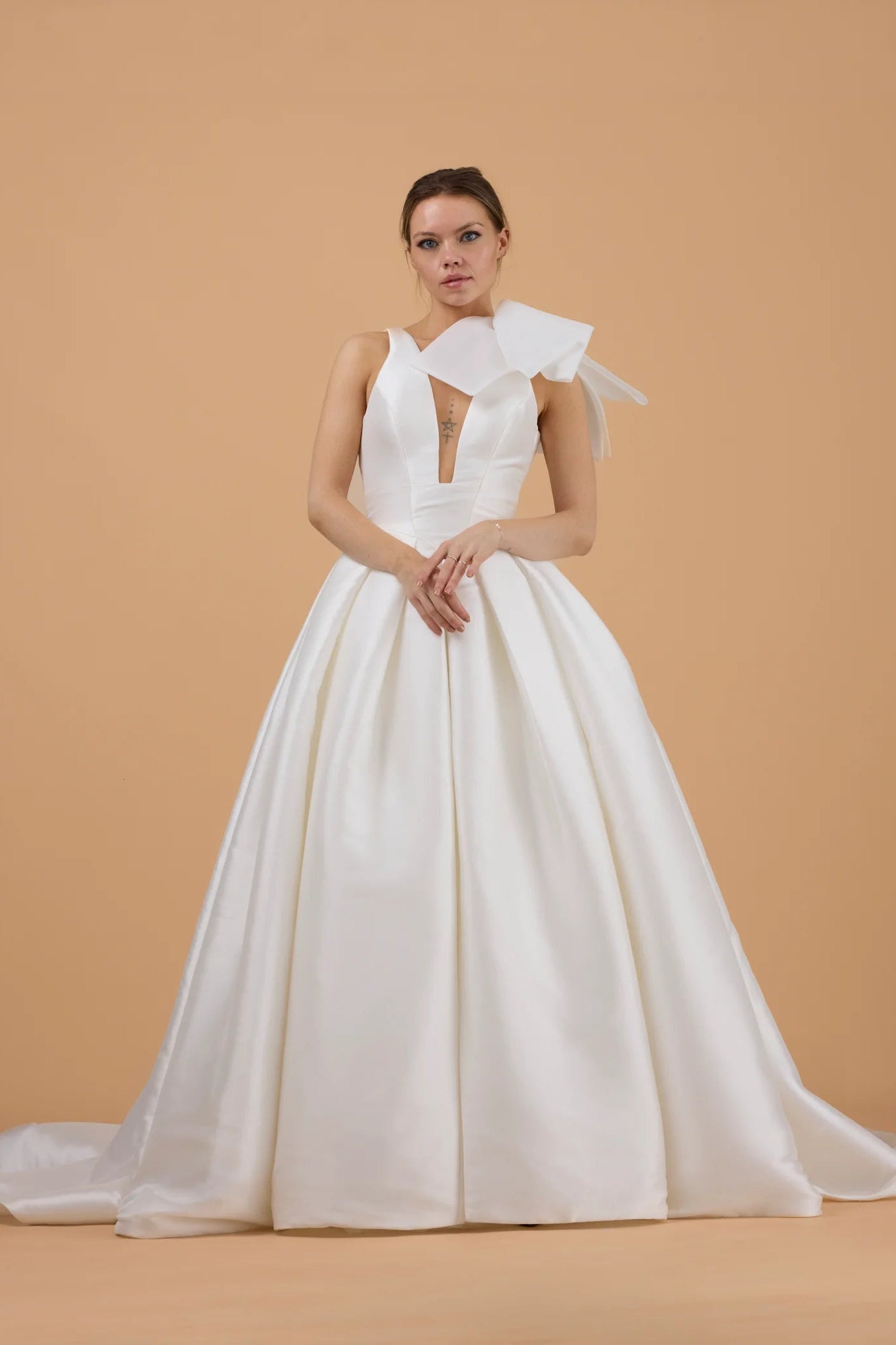 Vera Wang Margot a-line mikado ivory wedding gown with bow on the shoulder, second-hand wedding gown, sample sale wedding gown, pre-loved wedding gown